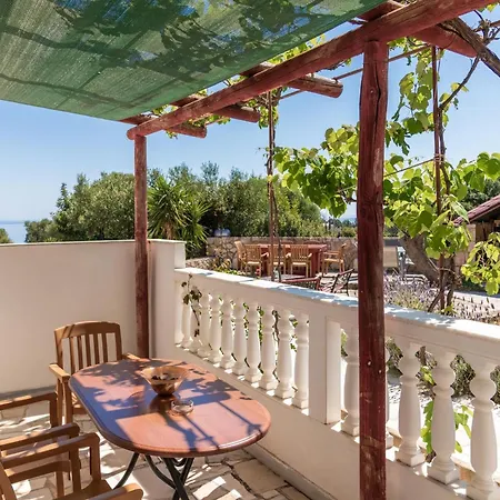 Apartamento Mikro Nisi & *